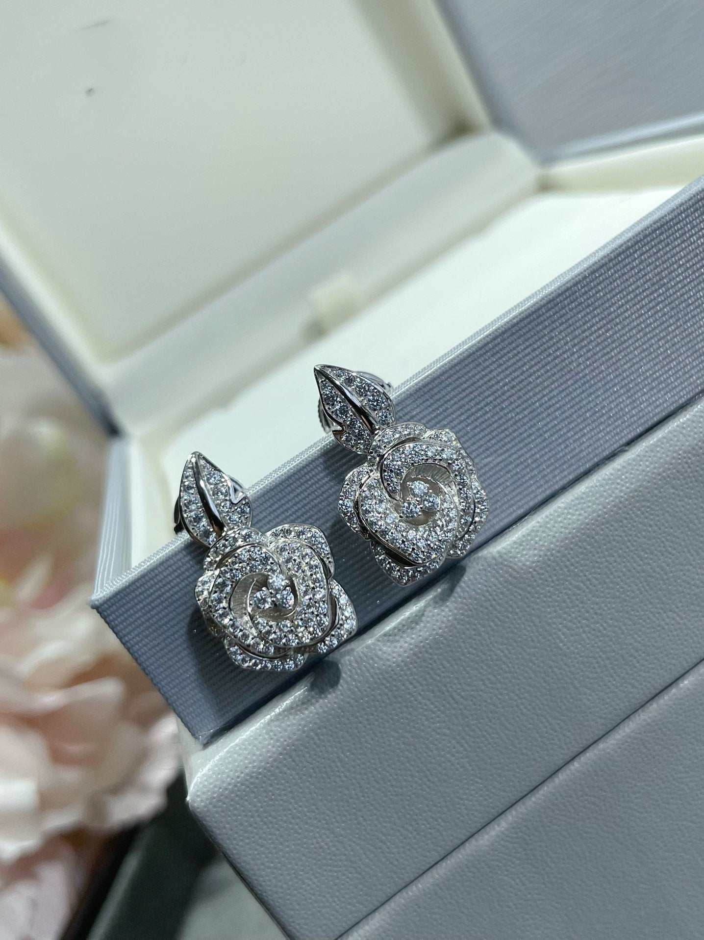 BOUCLES D'OREILLES MOYENNES ROSE BAGATELLE DIAMANT