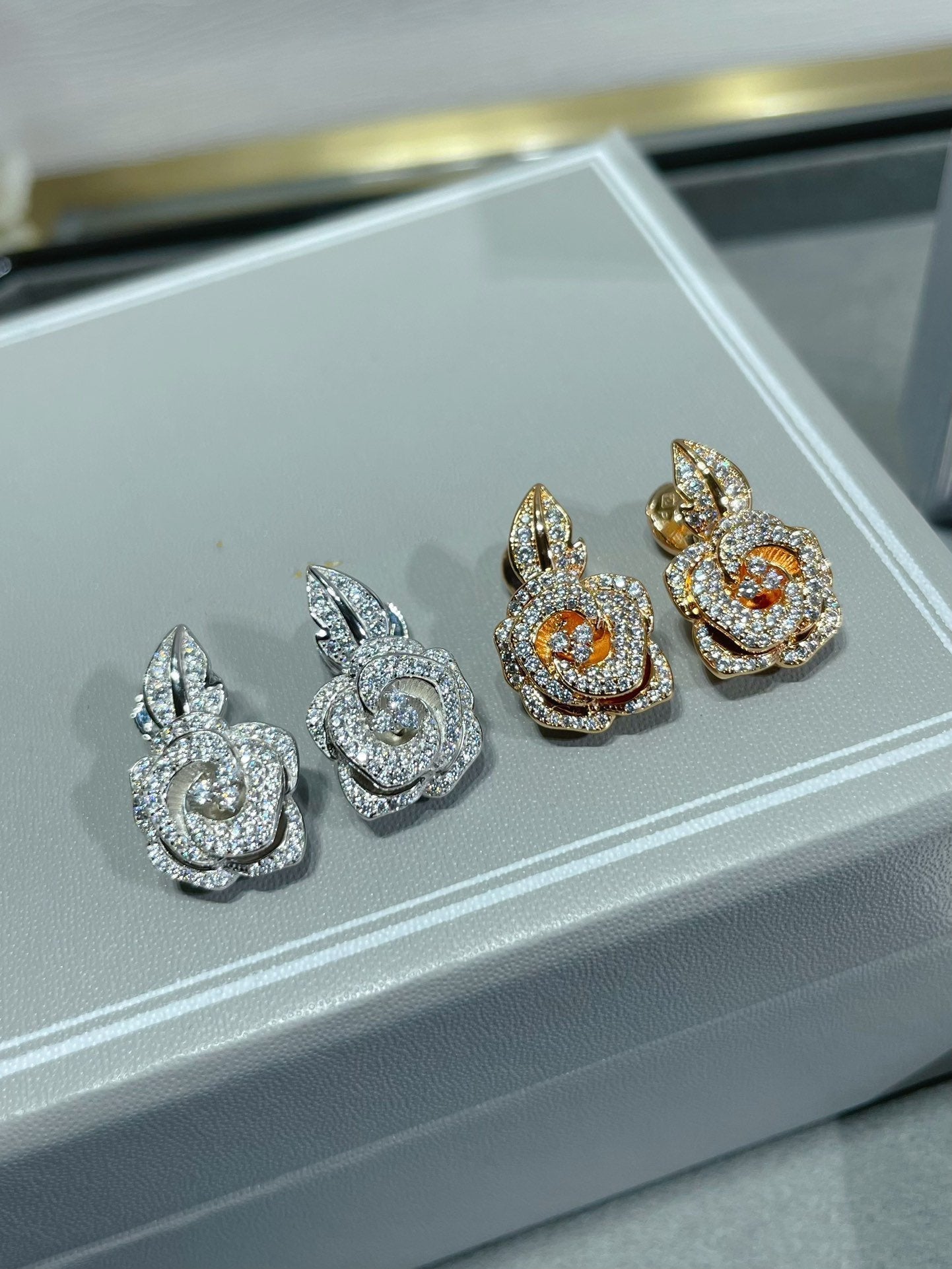 BOUCLES D'OREILLES MOYENNES ROSE BAGATELLE DIAMANT