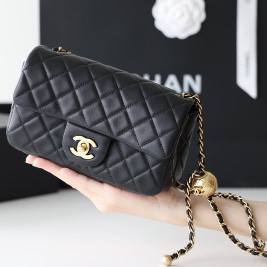SAC À RABAT 20 CM QUINCAILLERIE DORÉE CUIR D'AGNEAU NOIR