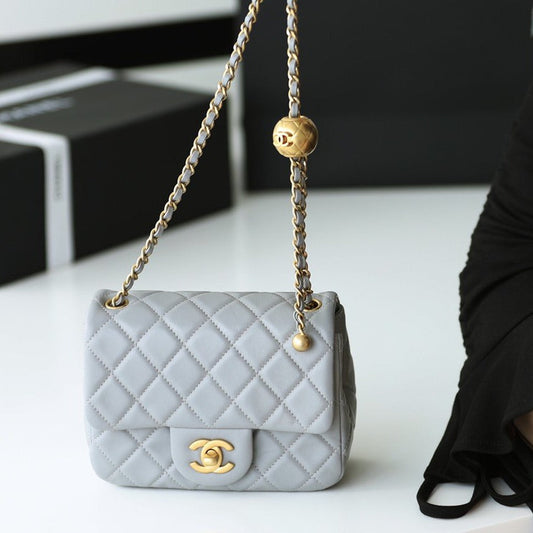 SAC À RABAT 17 CM EN CUIR D'AGNEAU GRIS ET QUINCAILLERIE DORÉ