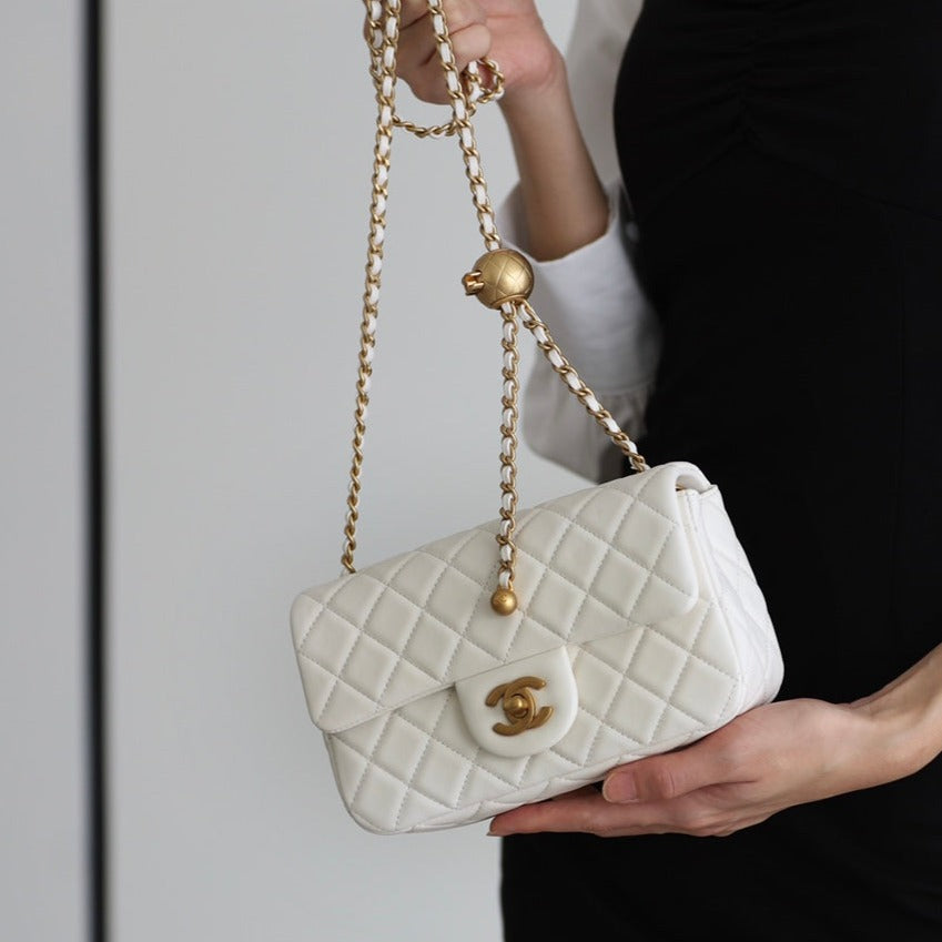 SAC À RABAT 20 CM EN CUIR D'AGNEAU BLANC ET QUINCAILLERIE DORÉE