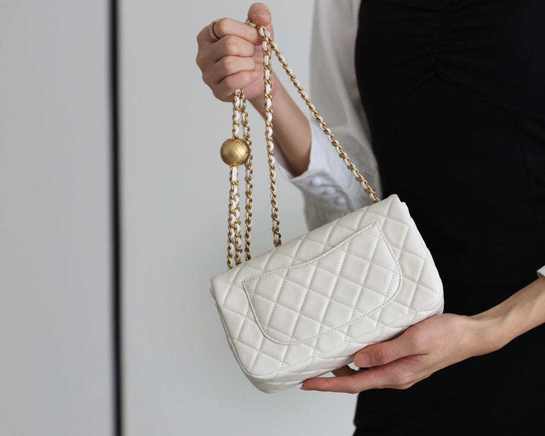 SAC À RABAT 20 CM EN CUIR D'AGNEAU BLANC ET QUINCAILLERIE DORÉE