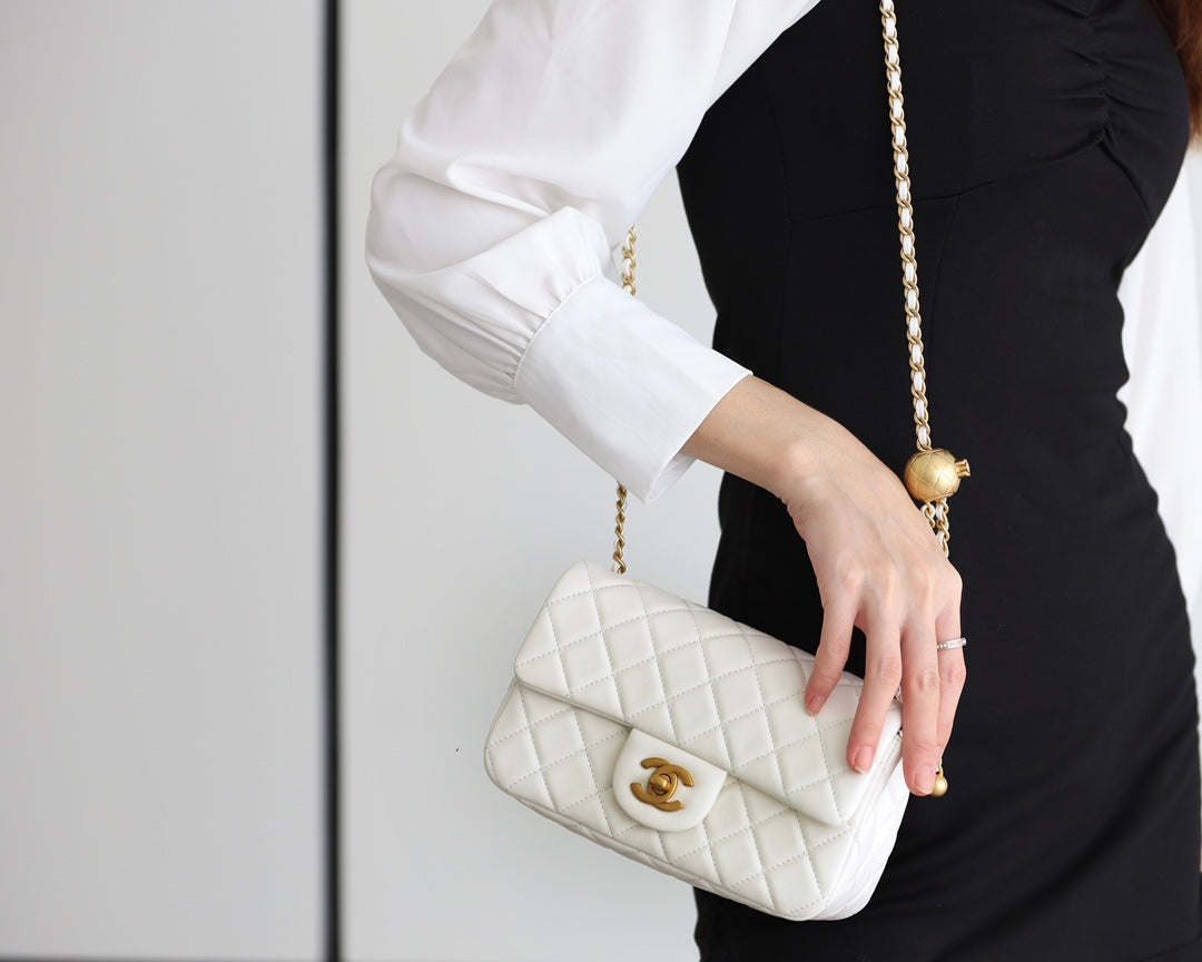 SAC À RABAT 20 CM EN CUIR D'AGNEAU BLANC ET QUINCAILLERIE DORÉE