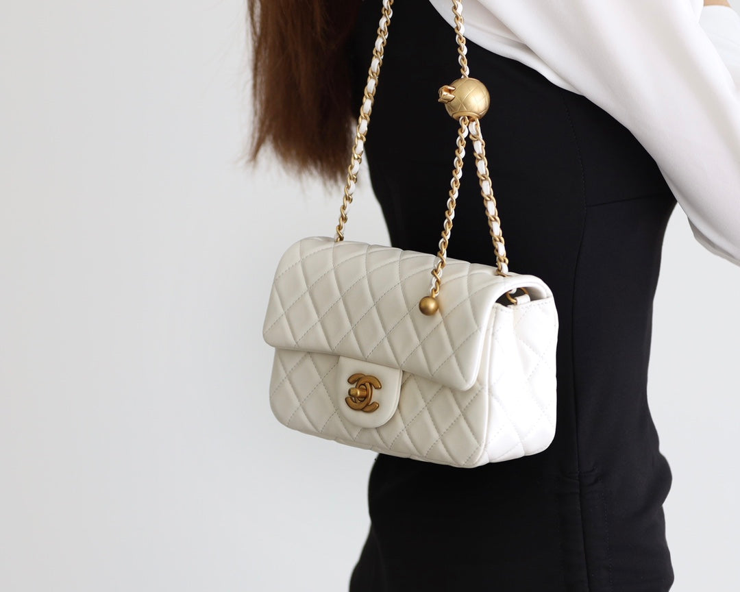 SAC À RABAT 20 CM EN CUIR D'AGNEAU BLANC ET QUINCAILLERIE DORÉE