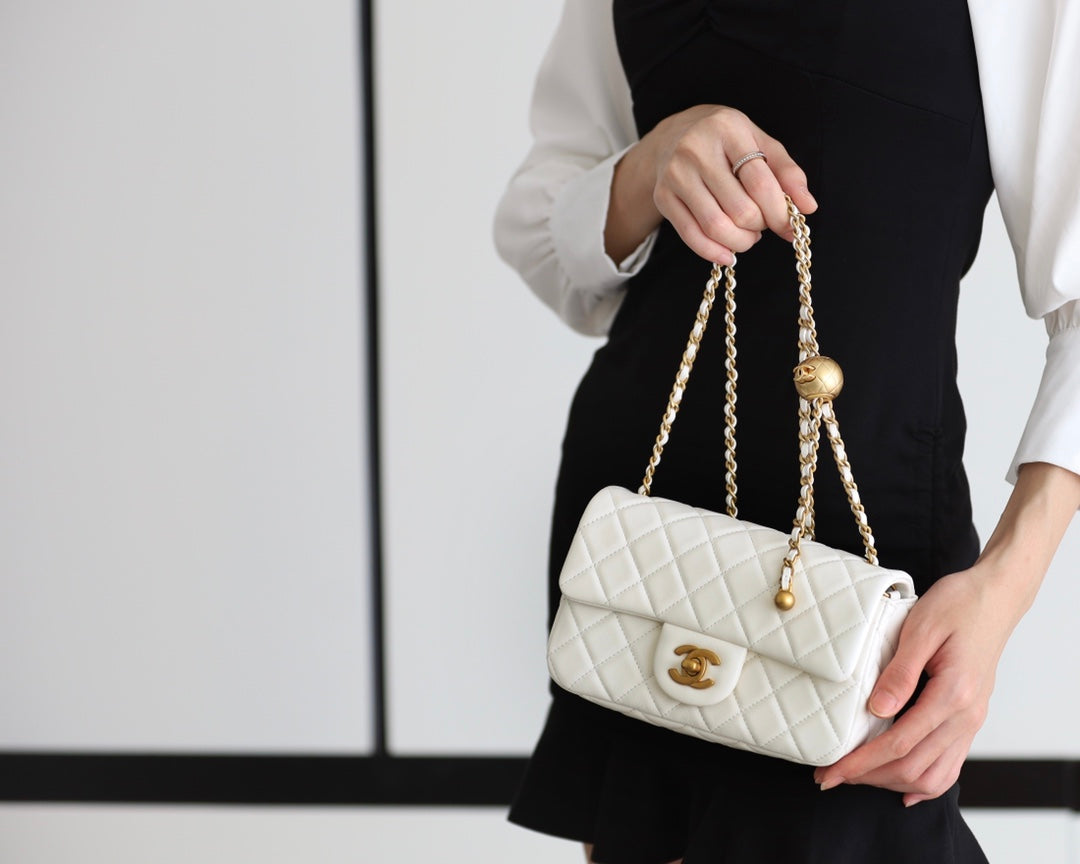 SAC À RABAT 20 CM EN CUIR D'AGNEAU BLANC ET QUINCAILLERIE DORÉE