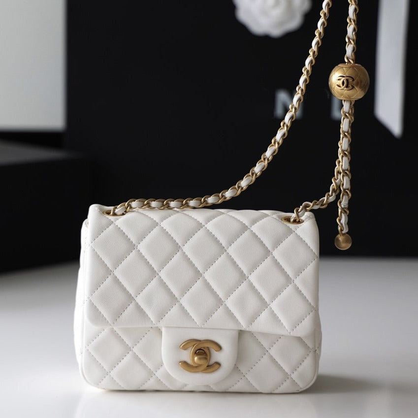 SAC À RABAT 17 CM EN CUIR D'AGNEAU BLANC ET QUINCAILLERIE DORÉE
