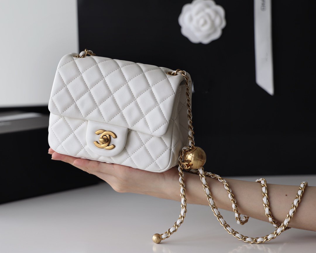 SAC À RABAT 17 CM EN CUIR D'AGNEAU BLANC ET QUINCAILLERIE DORÉE