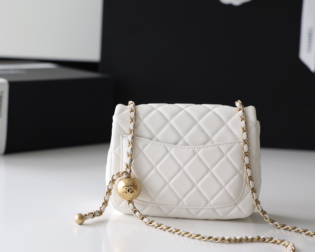SAC À RABAT 17 CM EN CUIR D'AGNEAU BLANC ET QUINCAILLERIE DORÉE