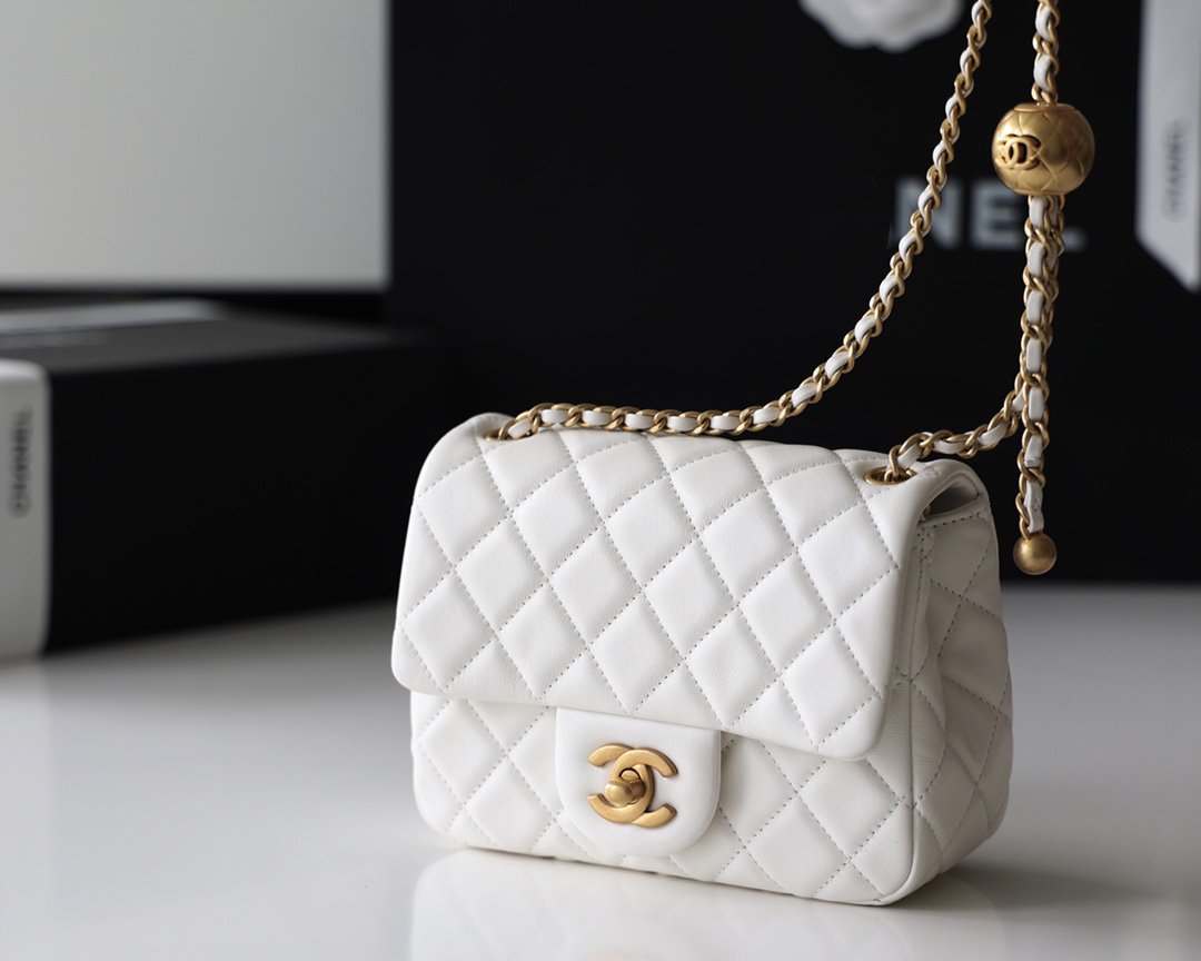 SAC À RABAT 17 CM EN CUIR D'AGNEAU BLANC ET QUINCAILLERIE DORÉE