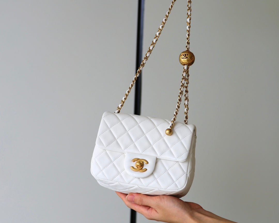 SAC À RABAT 17 CM EN CUIR D'AGNEAU BLANC ET QUINCAILLERIE DORÉE