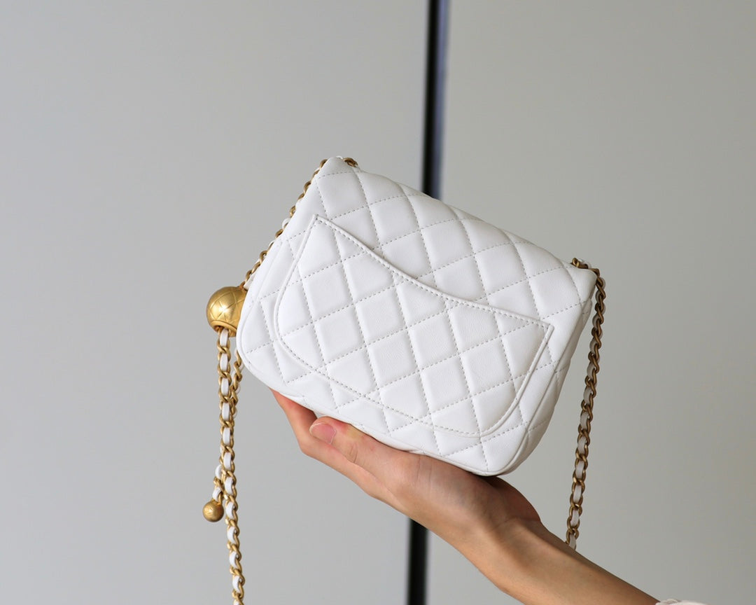 SAC À RABAT 17 CM EN CUIR D'AGNEAU BLANC ET QUINCAILLERIE DORÉE