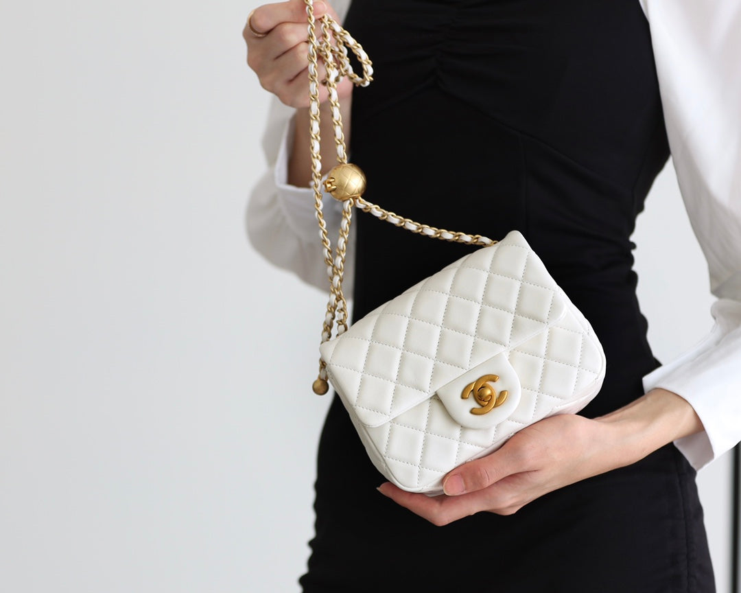 SAC À RABAT 17 CM EN CUIR D'AGNEAU BLANC ET QUINCAILLERIE DORÉE
