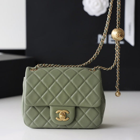 SAC À RABAT 17 CM EN CUIR D'AGNEAU KAKI QUINCAILLERIE DORÉ