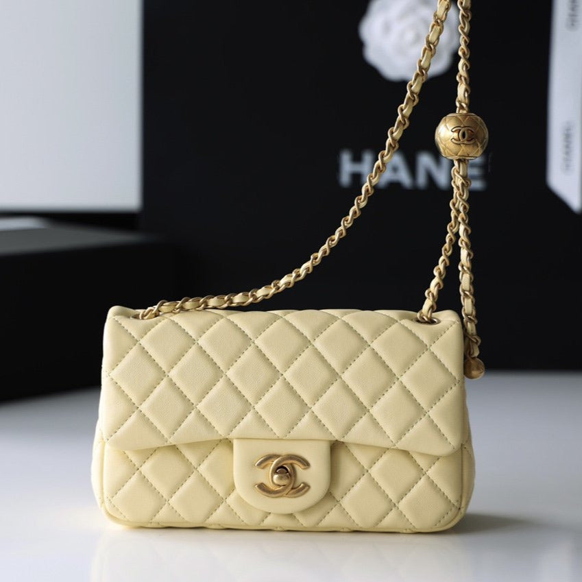 SAC À RABAT 20 CM EN CUIR D'AGNEAU JAUNE QUINCAILLERIE DORÉ