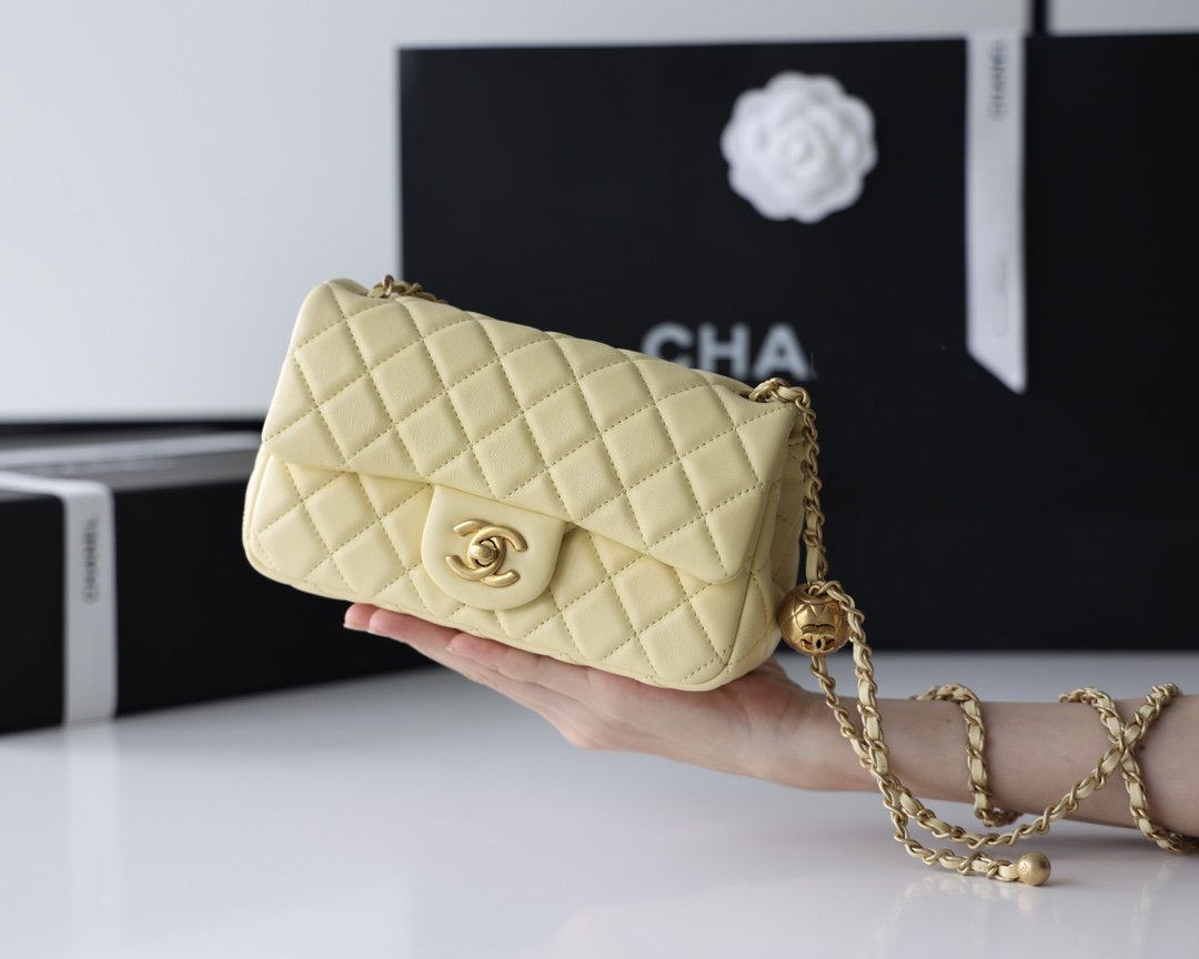 SAC À RABAT 20 CM EN CUIR D'AGNEAU JAUNE QUINCAILLERIE DORÉ