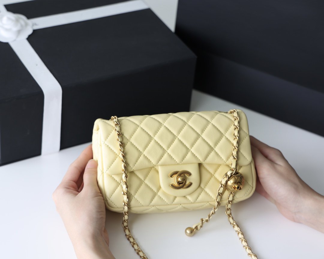 SAC À RABAT 20 CM EN CUIR D'AGNEAU JAUNE QUINCAILLERIE DORÉ