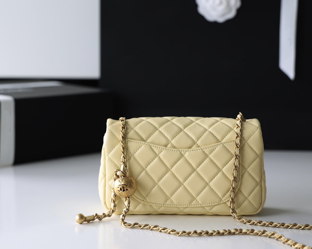 SAC À RABAT 20 CM EN CUIR D'AGNEAU JAUNE QUINCAILLERIE DORÉ