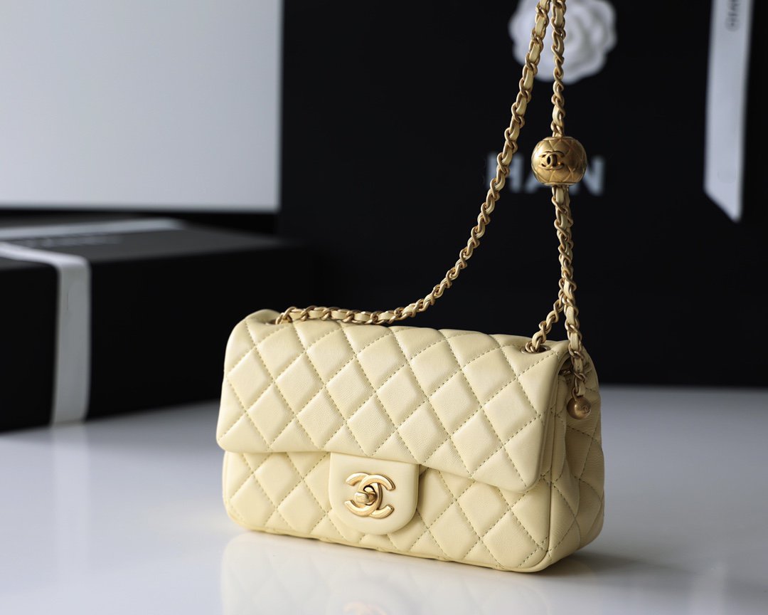 SAC À RABAT 20 CM EN CUIR D'AGNEAU JAUNE QUINCAILLERIE DORÉ