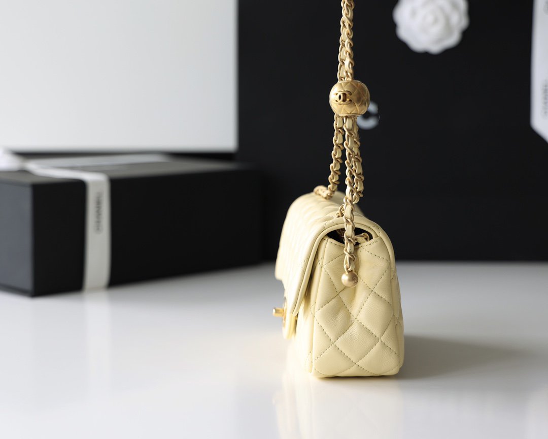 SAC À RABAT 20 CM EN CUIR D'AGNEAU JAUNE QUINCAILLERIE DORÉ