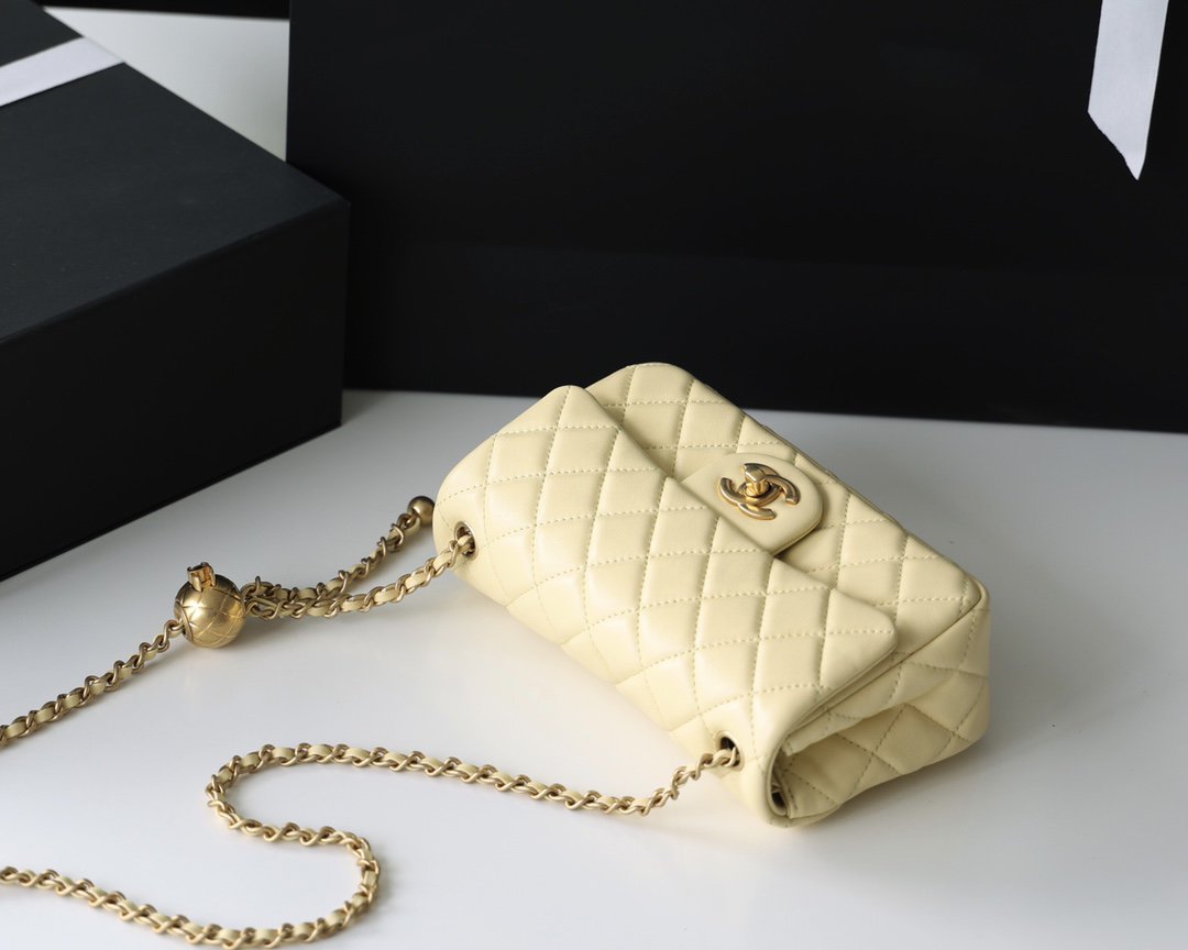 SAC À RABAT 20 CM EN CUIR D'AGNEAU JAUNE QUINCAILLERIE DORÉ