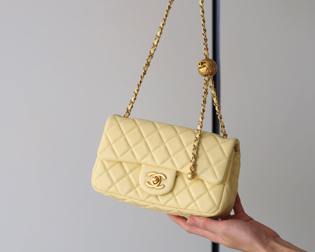 SAC À RABAT 20 CM EN CUIR D'AGNEAU JAUNE QUINCAILLERIE DORÉ
