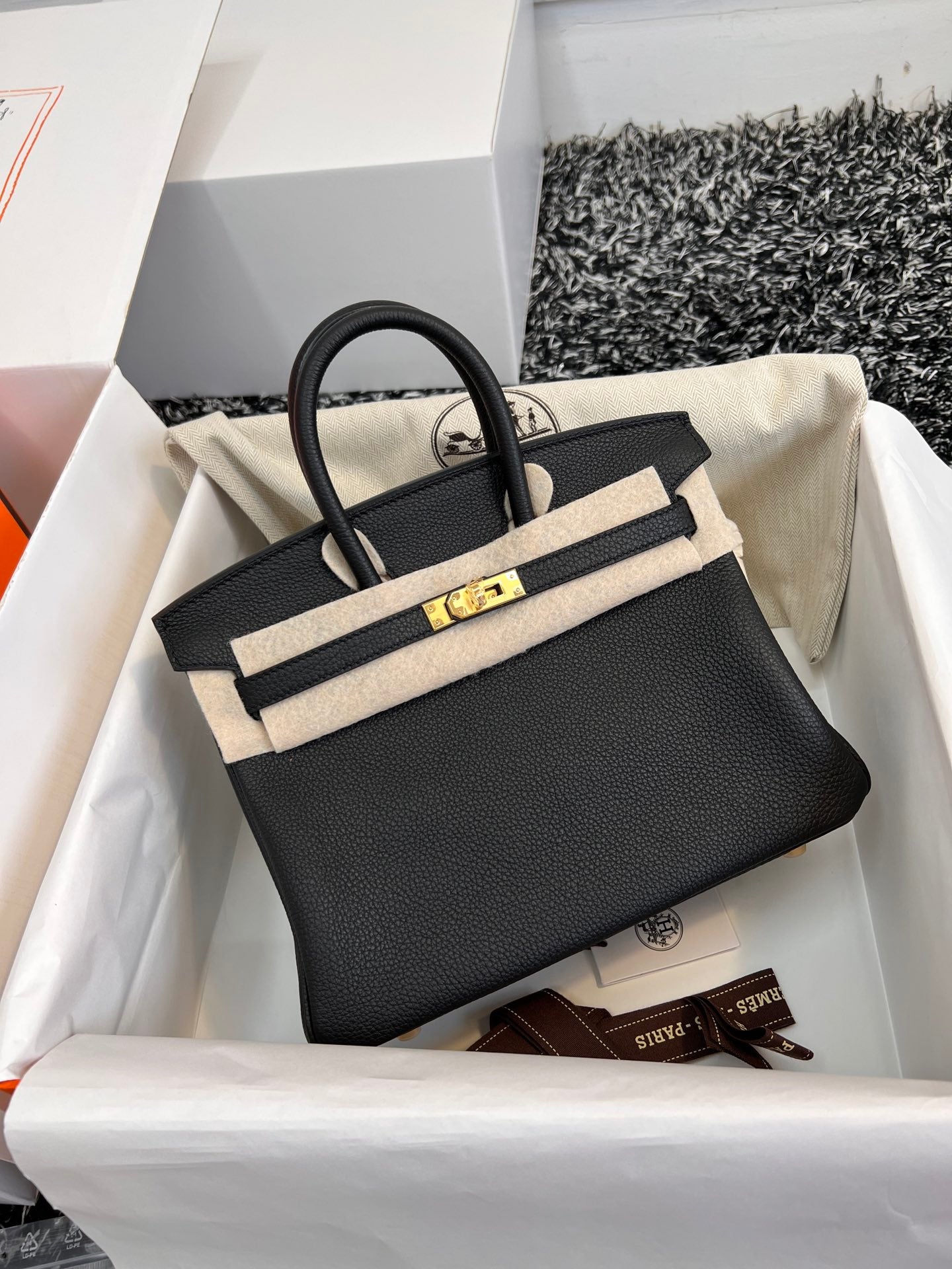 Sac HM Birkin 25 cm en cuir Togo noir et métal doré