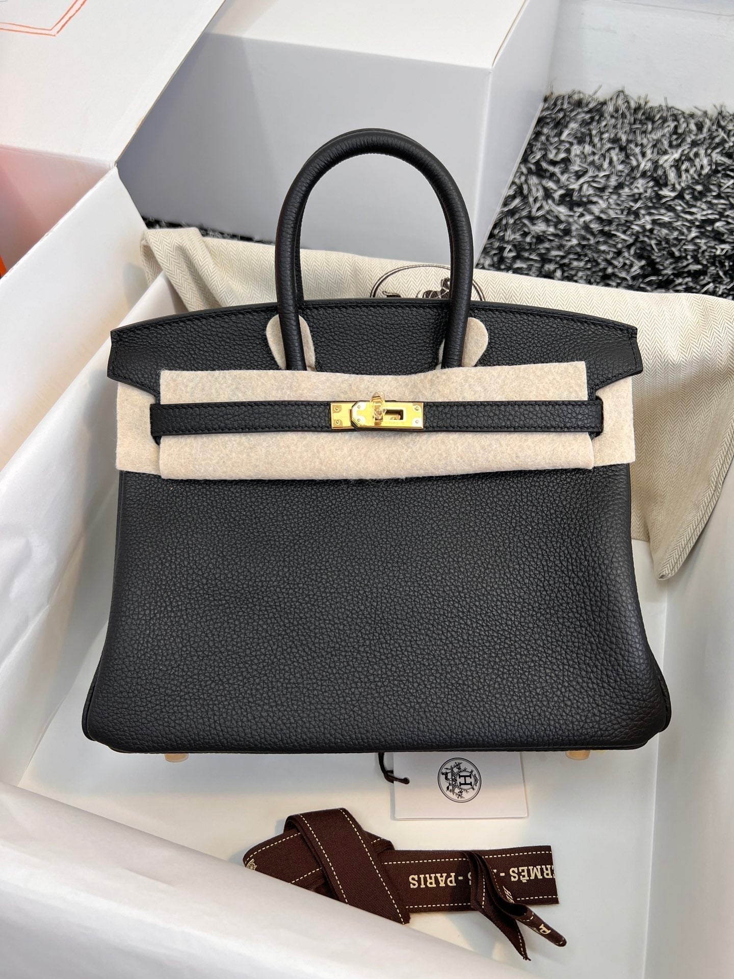 Sac HM Birkin 25 cm en cuir Togo noir et métal doré