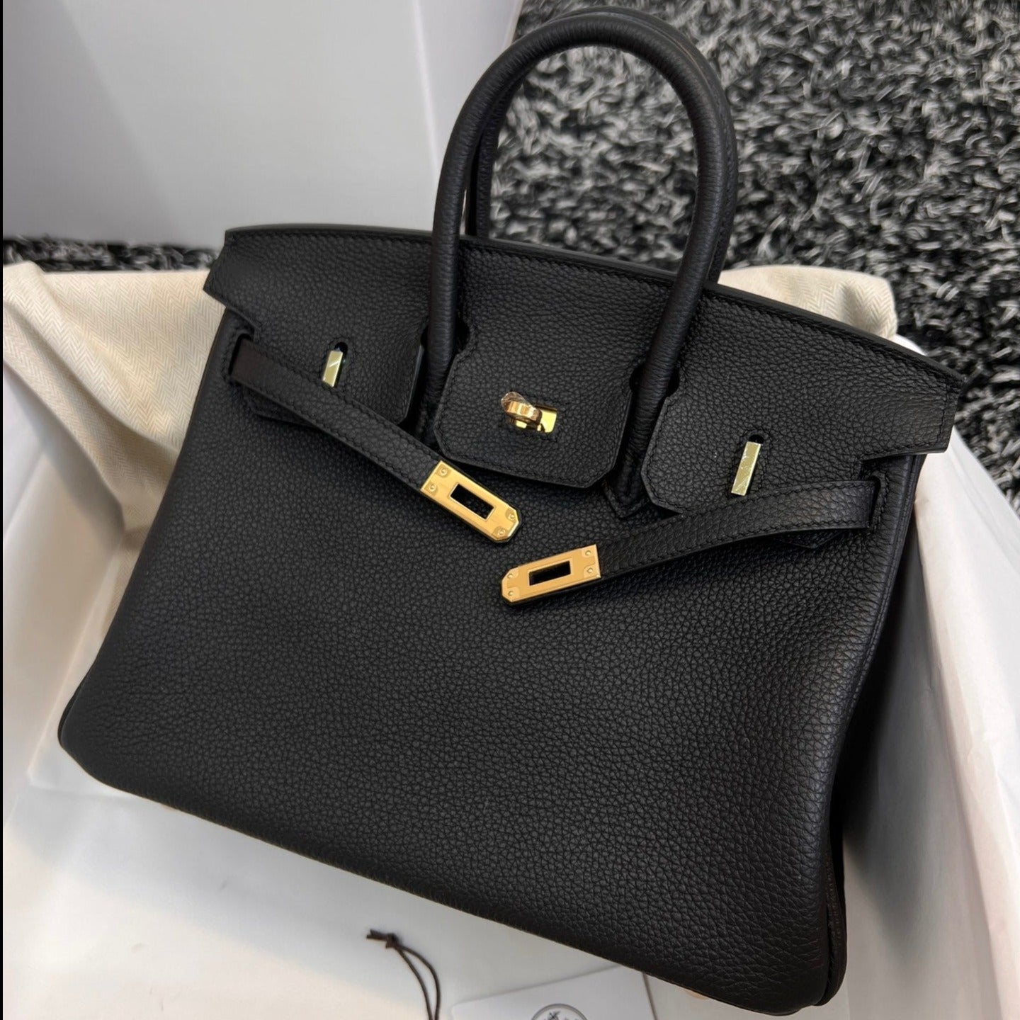 Sac HM Birkin 25 cm en cuir Togo noir et métal doré