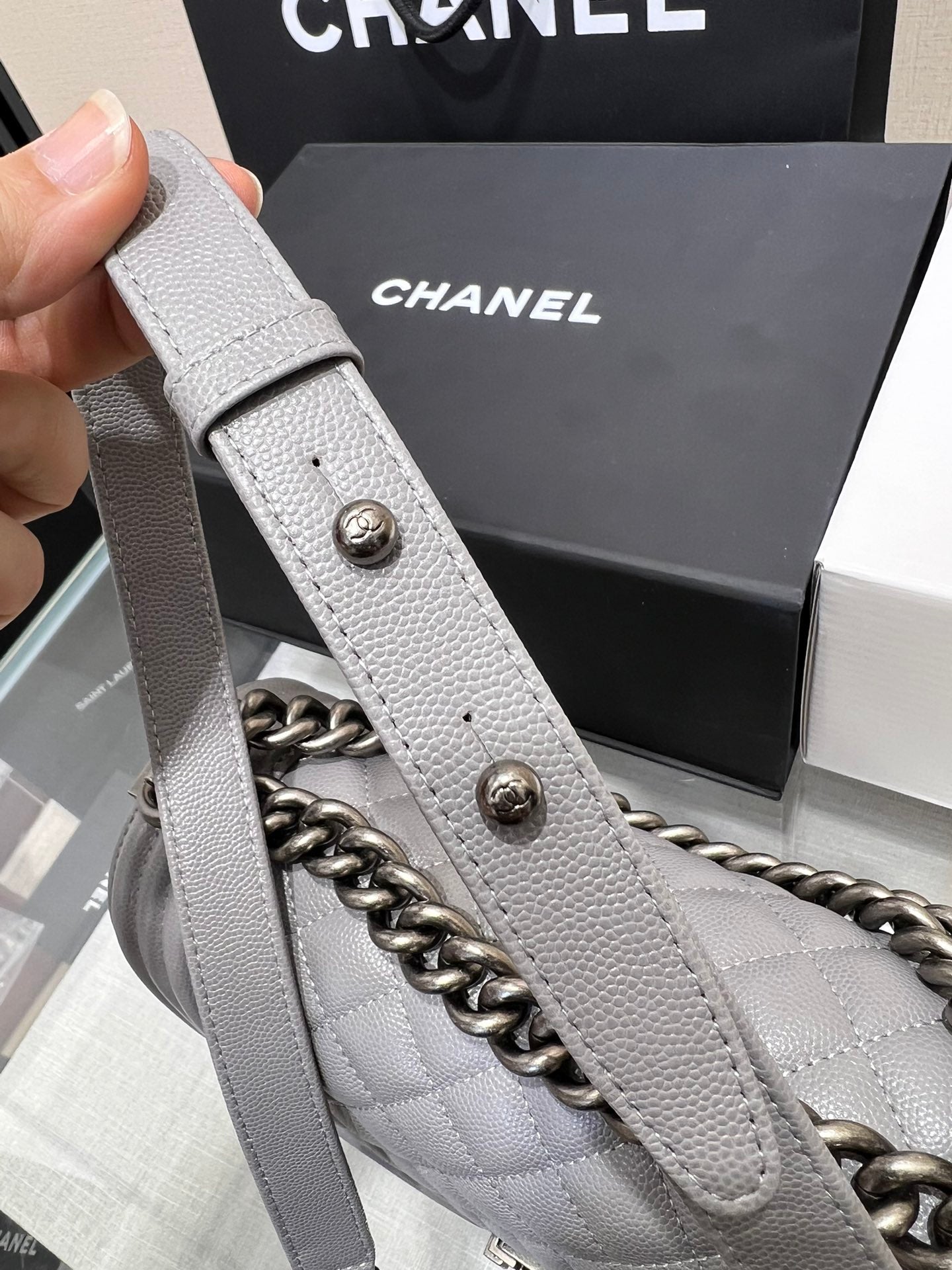 SAC GARÇON MOYEN 25 GRIS CAVIAR QUINCAILLERIE RUTHENIUM