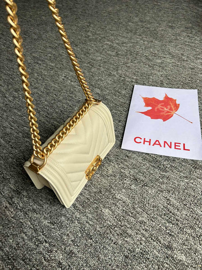 SAC GARÇON PETIT 20 CRÈME CHEVRON CAVIAR QUINCAILLERIE OR