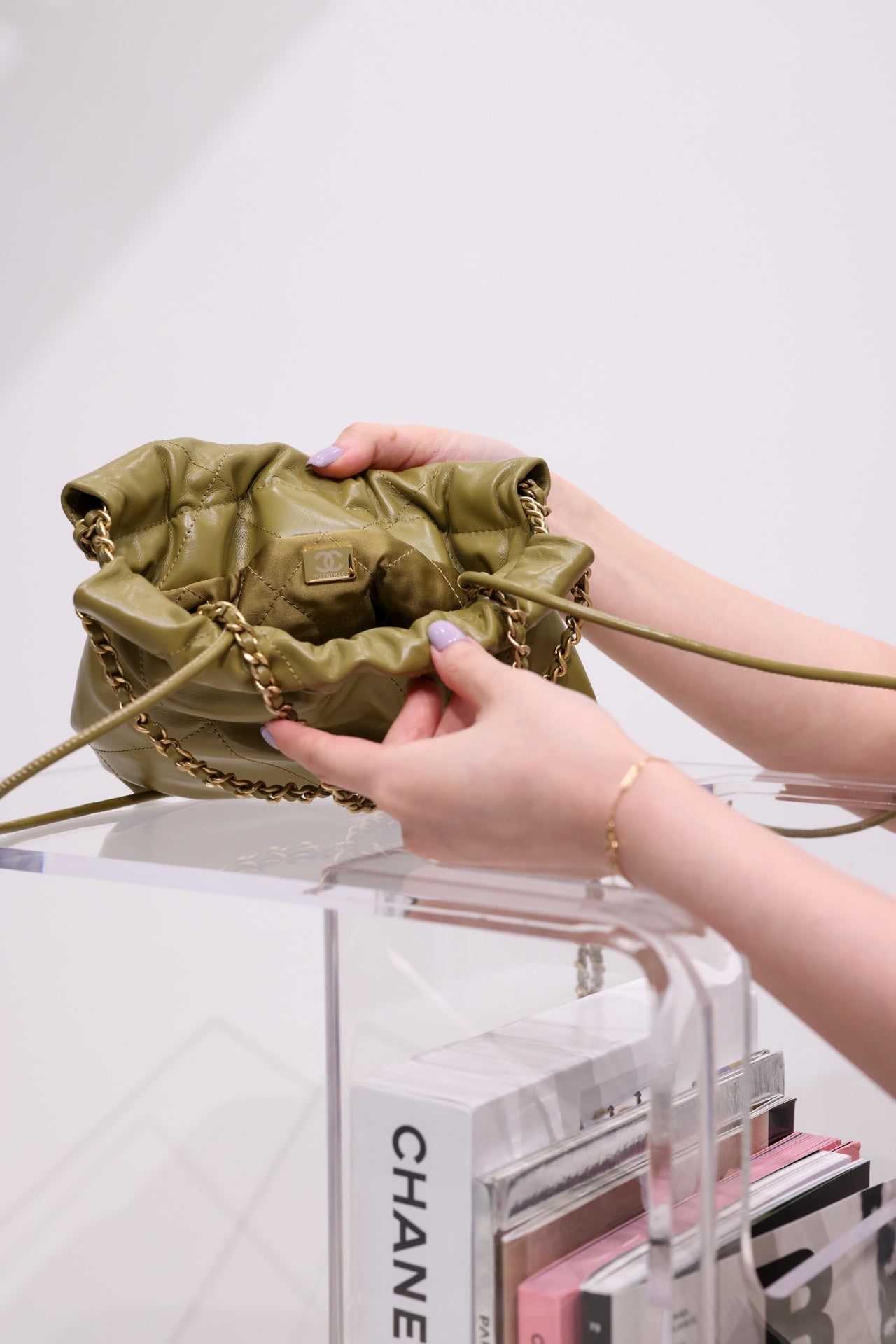 SAC HOBO CC 22 CUIR D'AGNEAU KAKI QUINCAILLERIE DORÉ 20 CM