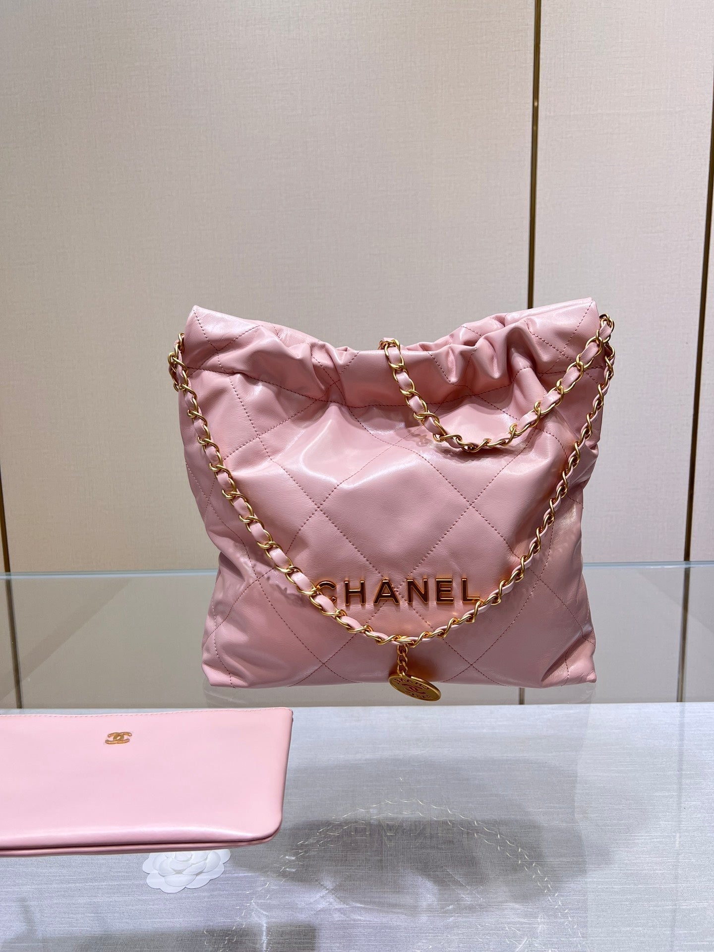 Sac HOBO CC 22 en cuir d'agneau rose et matériel doré