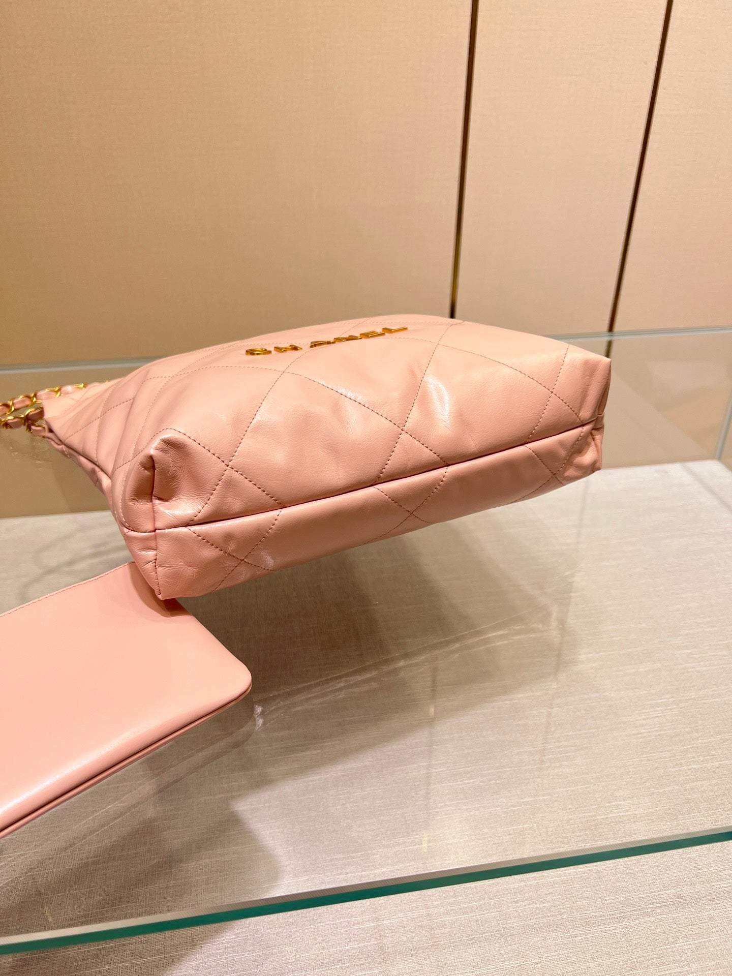 Sac HOBO CC 22 en cuir d'agneau rose et matériel doré