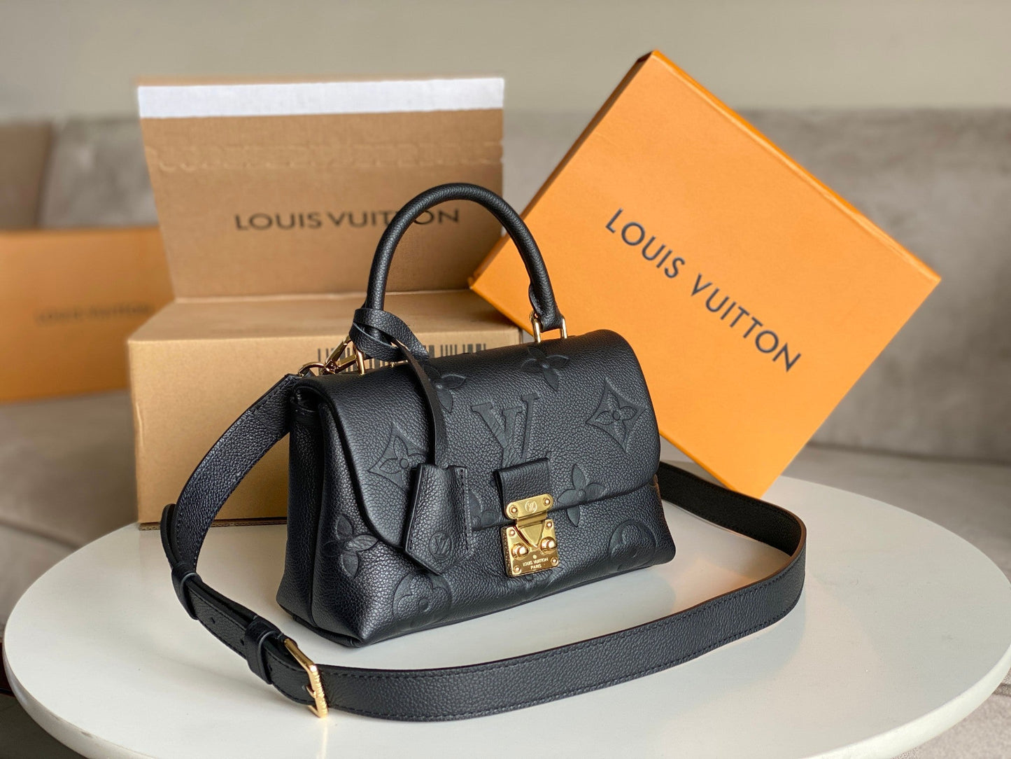 CUIR EMPREINTE MADELEINE NOIR MONOGRAMME