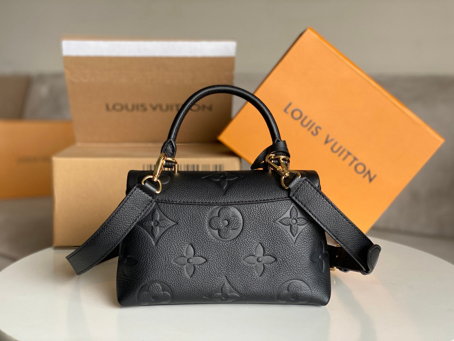 CUIR EMPREINTE MADELEINE NOIR MONOGRAMME