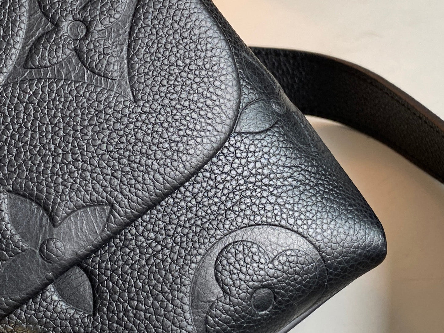CUIR EMPREINTE MADELEINE NOIR MONOGRAMME