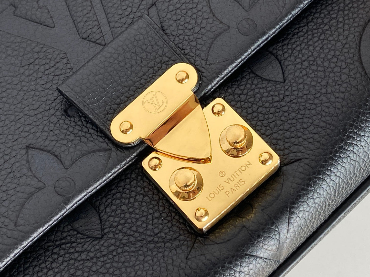 CUIR EMPREINTE MADELEINE NOIR MONOGRAMME