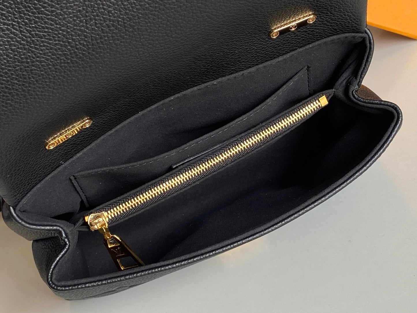 CUIR EMPREINTE MADELEINE NOIR MONOGRAMME