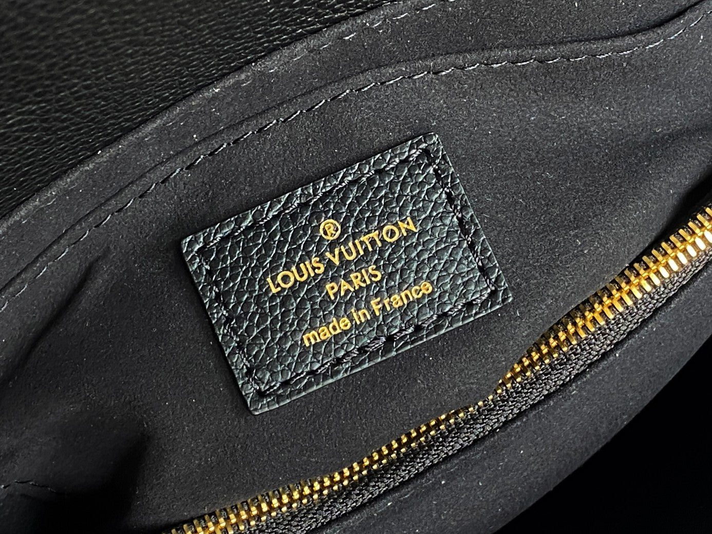 CUIR EMPREINTE MADELEINE NOIR MONOGRAMME