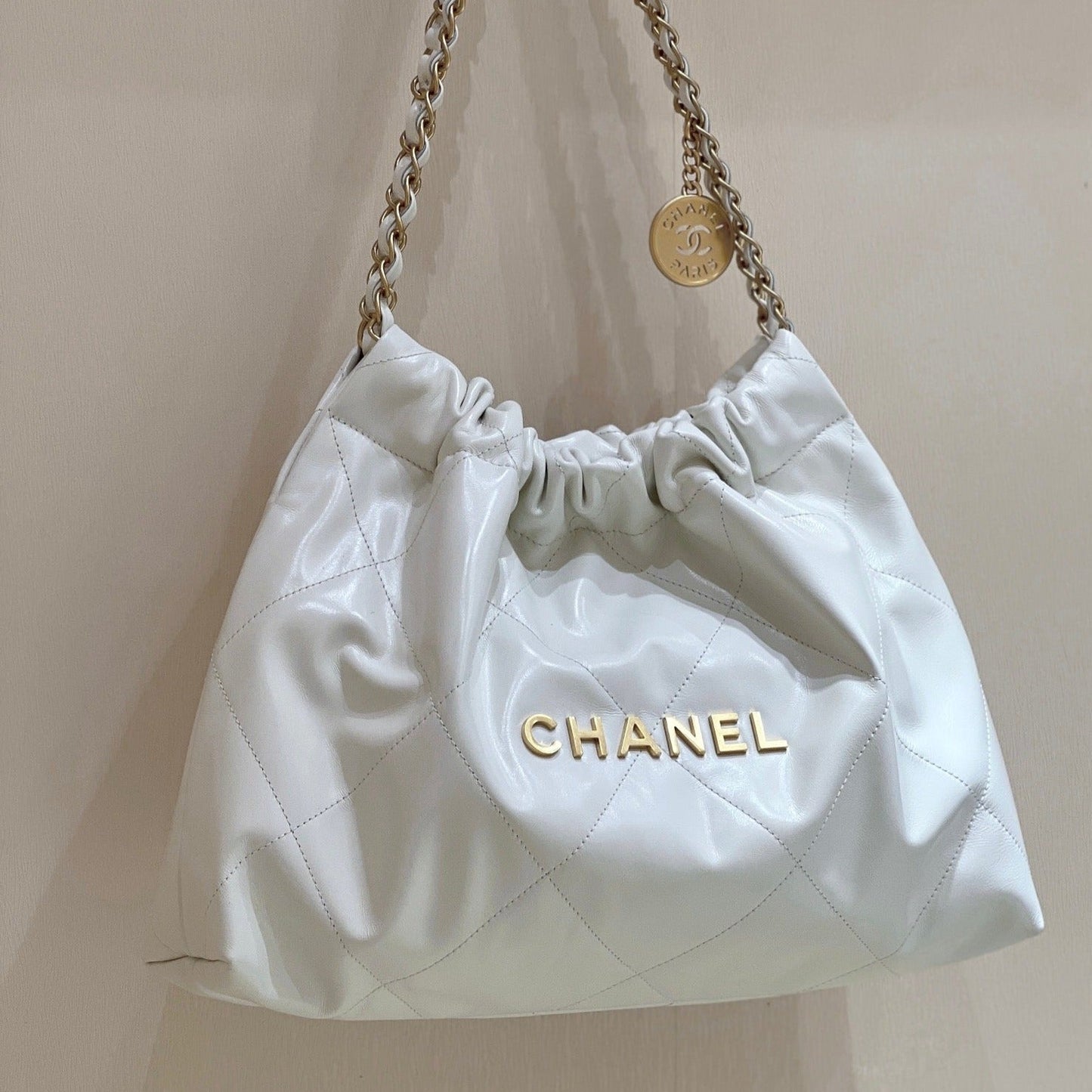 Sac Hobo CC 19 43 cm en cuir de chèvre blanc et matériel doré