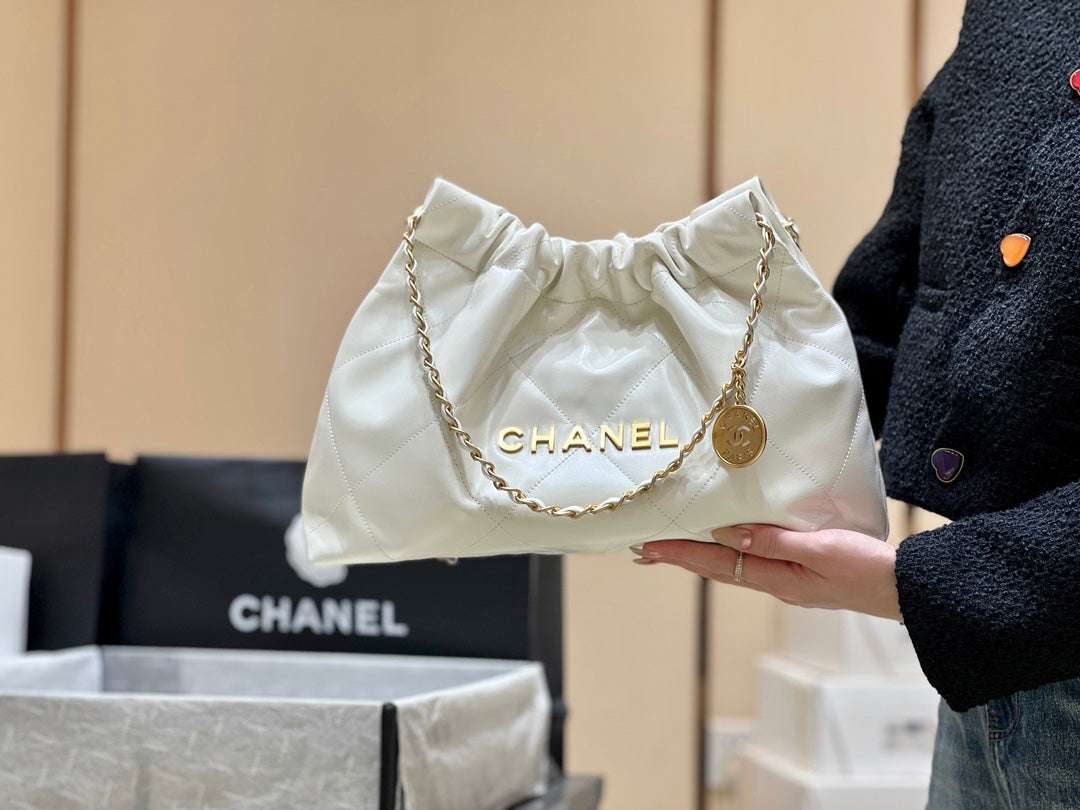 Sac Hobo CC 19 43 cm en cuir de chèvre blanc et matériel doré