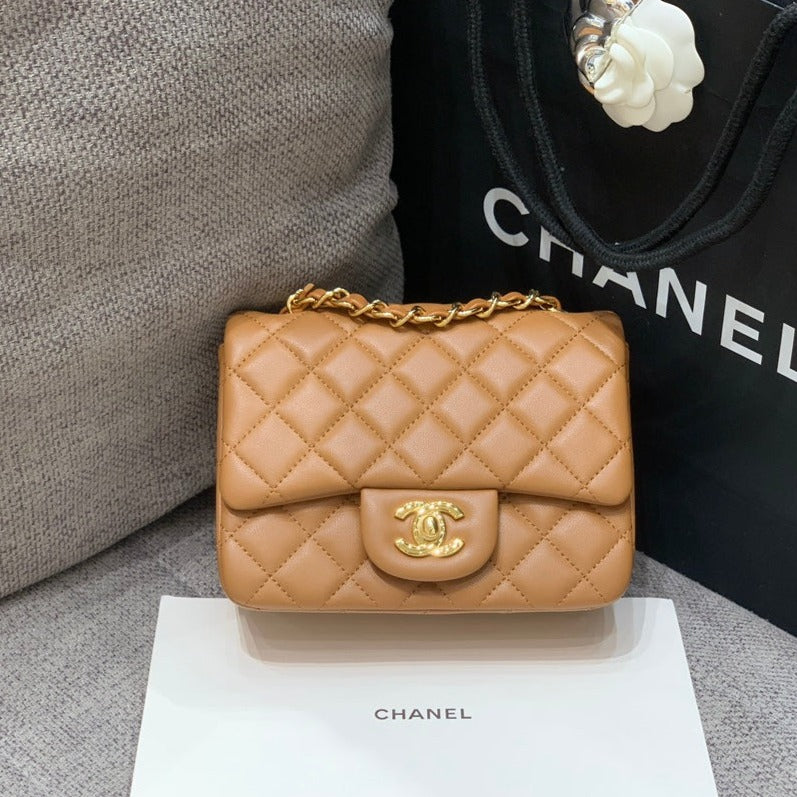 MINI SAC À RABAT CARRÉ 17 CM EN CUIR D'AGNEAU MARRON QUINCAILLERIE DORÉE