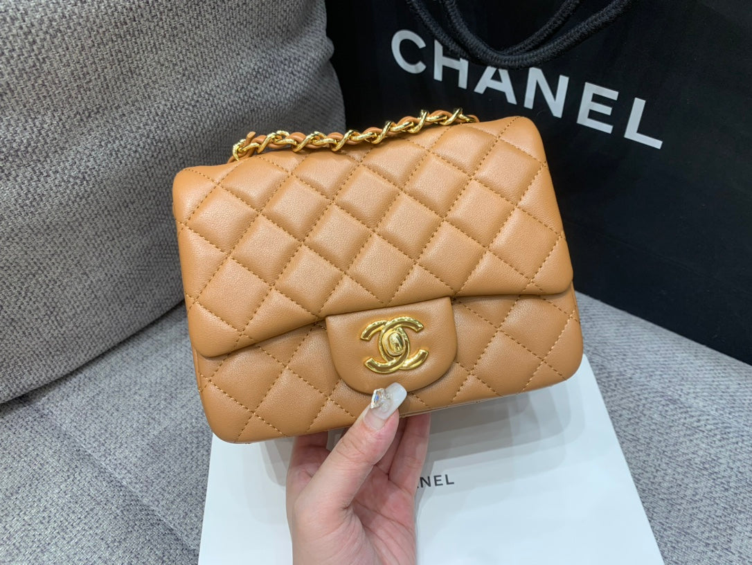 MINI SAC À RABAT CARRÉ 17 CM EN CUIR D'AGNEAU MARRON QUINCAILLERIE DORÉE