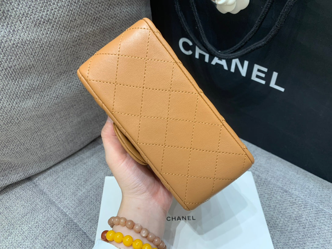 MINI SAC À RABAT CARRÉ 17 CM EN CUIR D'AGNEAU MARRON QUINCAILLERIE DORÉE