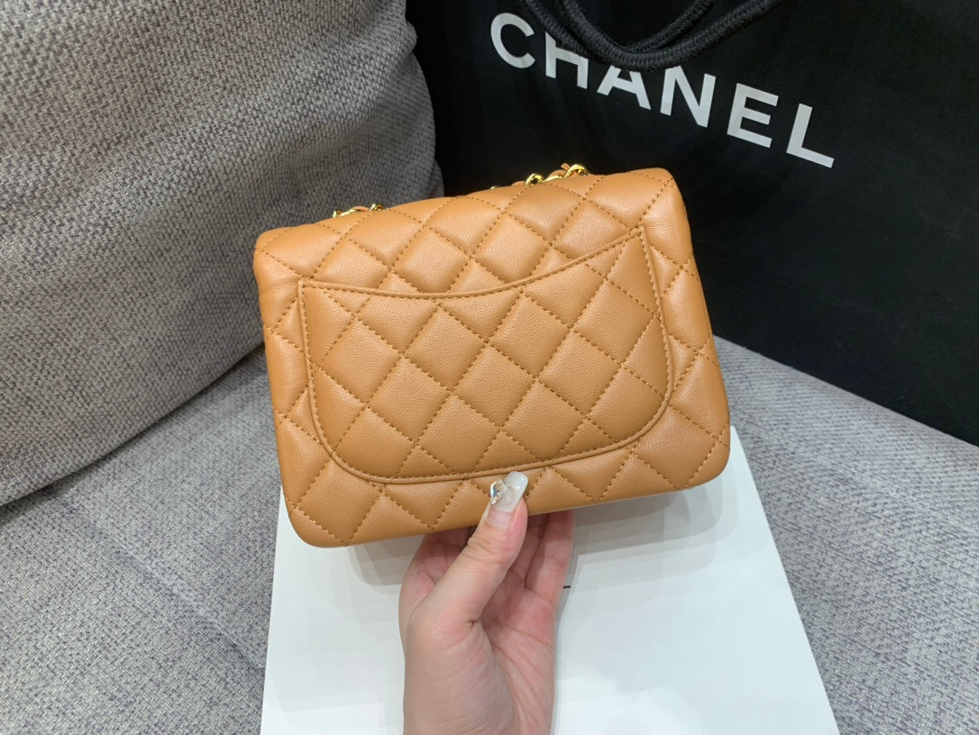 MINI SAC À RABAT CARRÉ 17 CM EN CUIR D'AGNEAU MARRON QUINCAILLERIE DORÉE