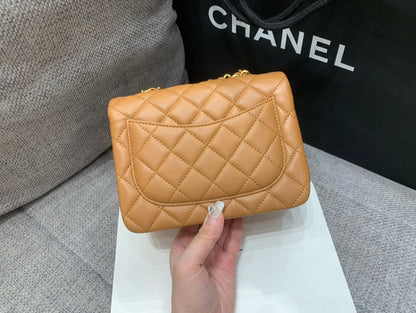 MINI SAC À RABAT CARRÉ 17 CM EN CUIR D'AGNEAU MARRON QUINCAILLERIE DORÉE