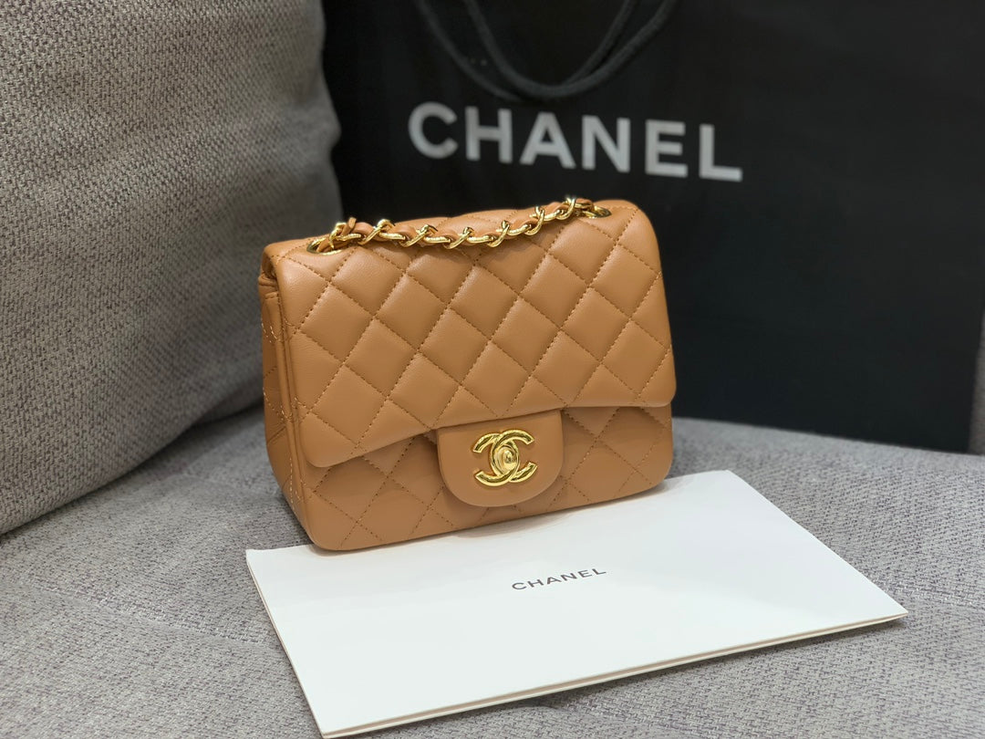 MINI SAC À RABAT CARRÉ 17 CM EN CUIR D'AGNEAU MARRON QUINCAILLERIE DORÉE
