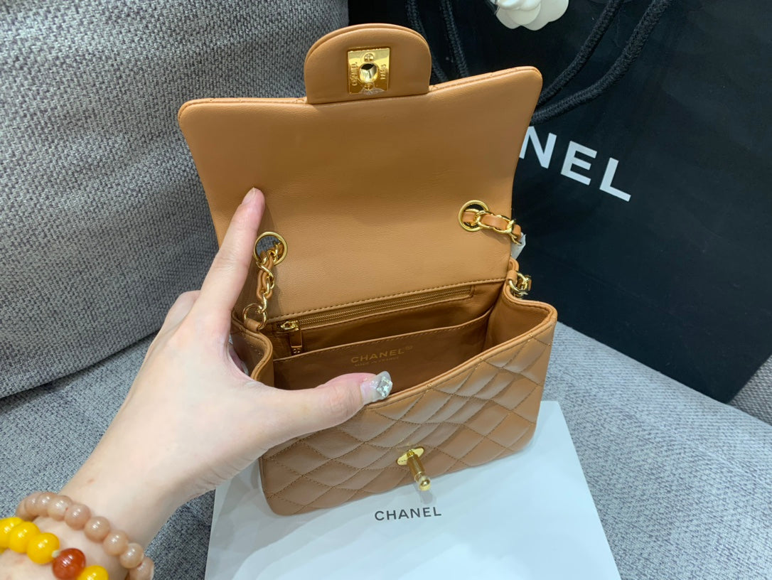 MINI SAC À RABAT CARRÉ 17 CM EN CUIR D'AGNEAU MARRON QUINCAILLERIE DORÉE