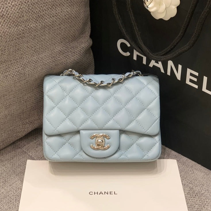 MINI SAC À RABAT CARRÉ 17 CM EN CUIR D'AGNEAU BLEU NUAGE, QUINCAILLERIE ARGENTÉE