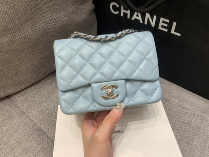 MINI SAC À RABAT CARRÉ 17 CM EN CUIR D'AGNEAU BLEU NUAGE, QUINCAILLERIE ARGENTÉE